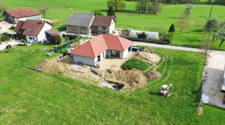 vue aérienne d'une maison avec l'installation d'un récupérateur d'eau de pluie Rewatec