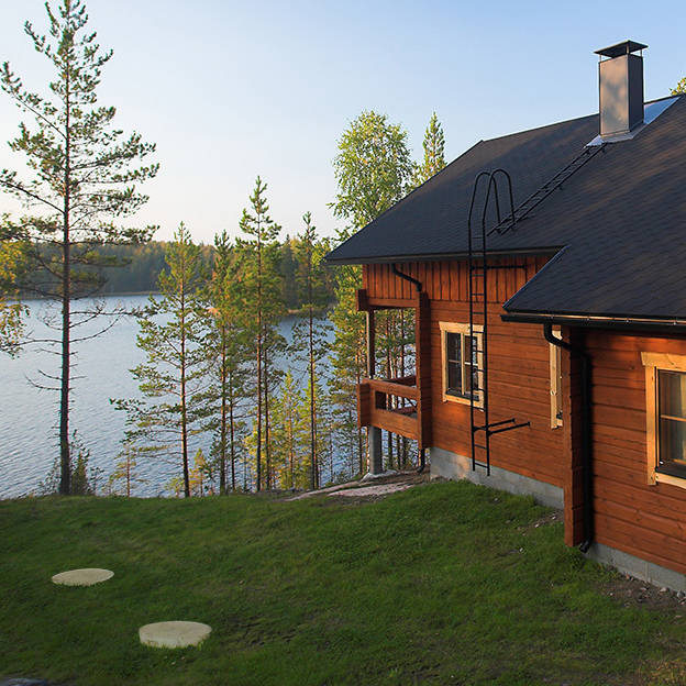 Maison sur le bord d'un lac avec des couvercles de fosse septique.