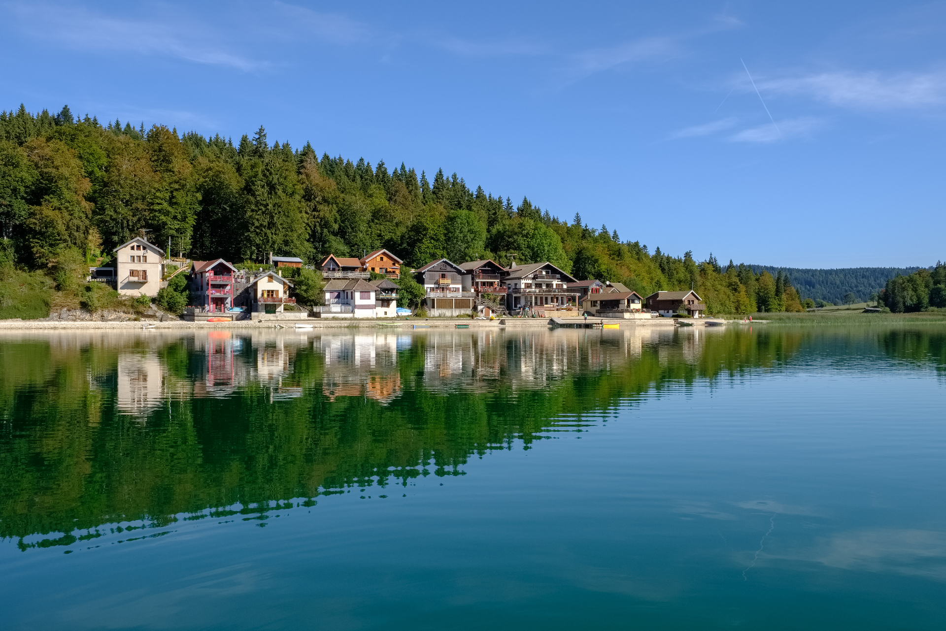 Regroupement de domiciles au bord d'un lac