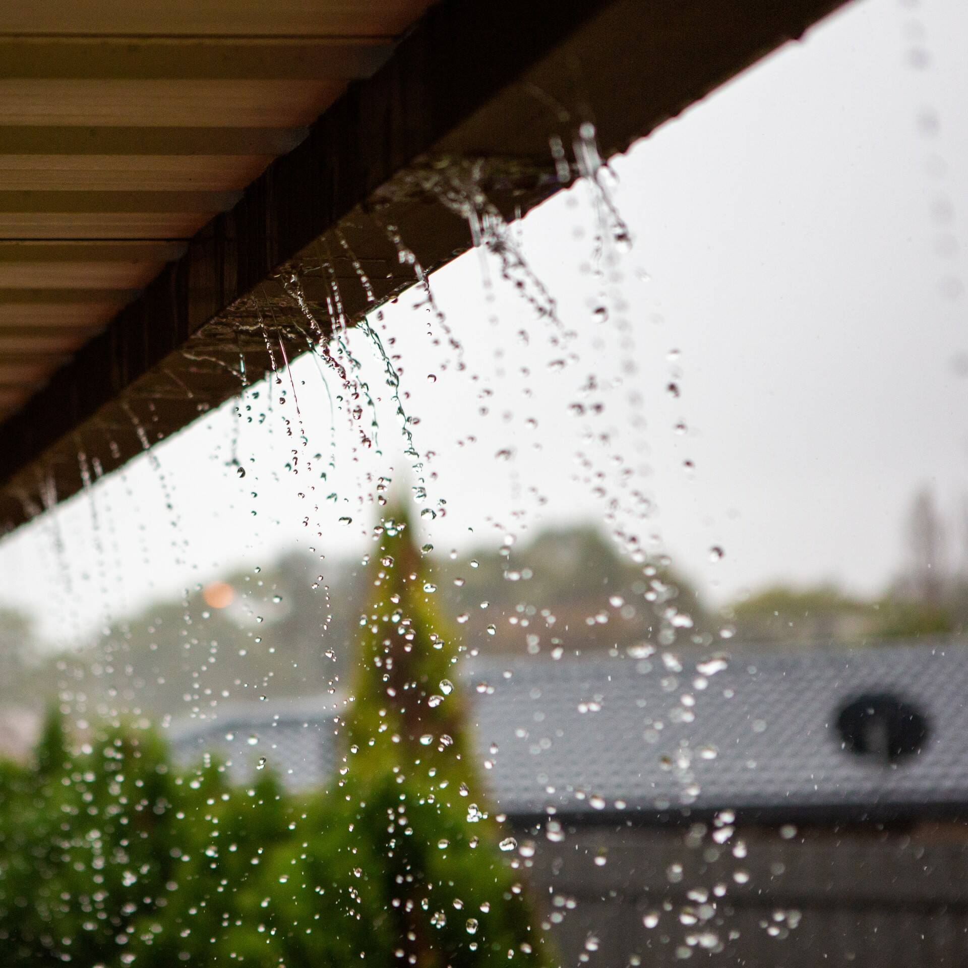 Eau de pluie tombant d'un toit en France.