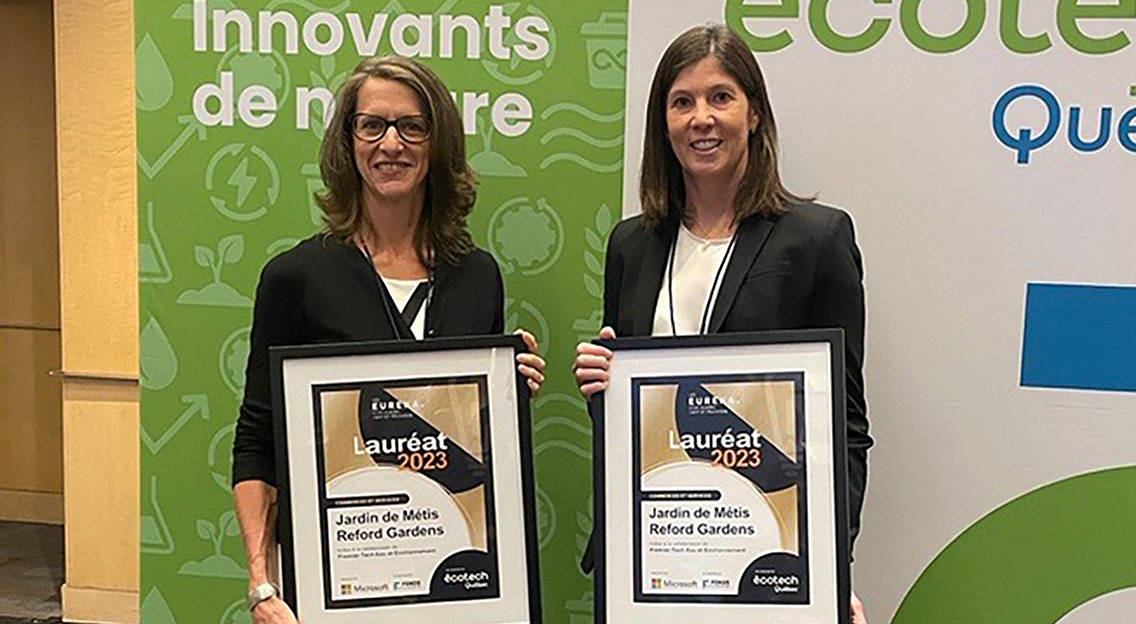 Marie-Christine Bélanger receives a Eureka! prize from Écotech Québec on behalf of Premier Tech Water and Environment.