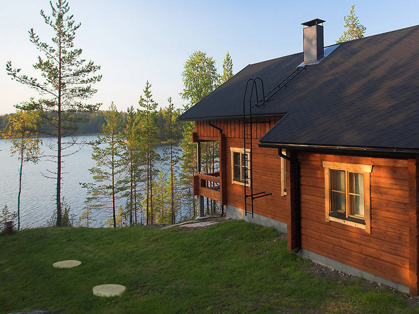 Maison sur le bord d'un lac avec des couvercles de fosse septique.