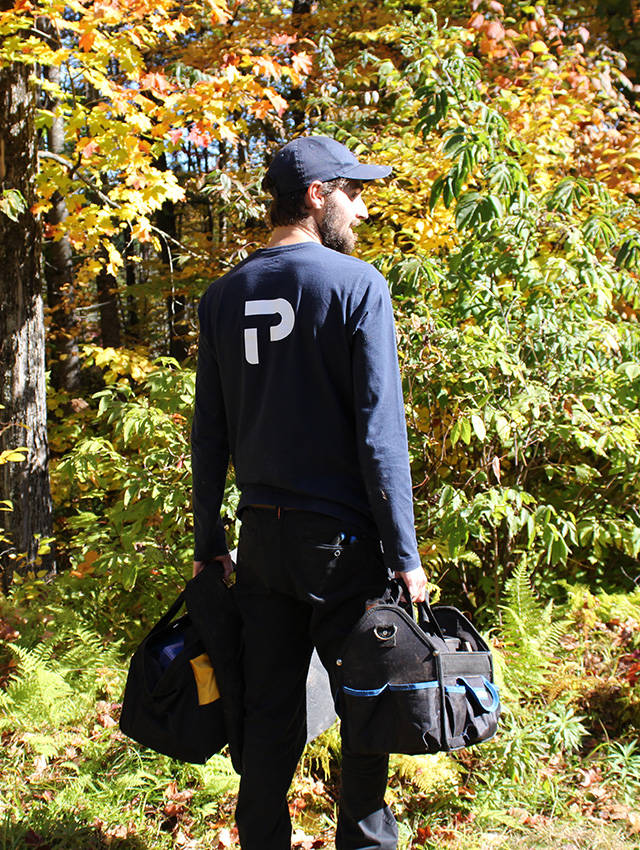 Technicien de service de Premier Tech Eau et Environnement qui effectue l'entretien du biofiltre compact Ecoflo.